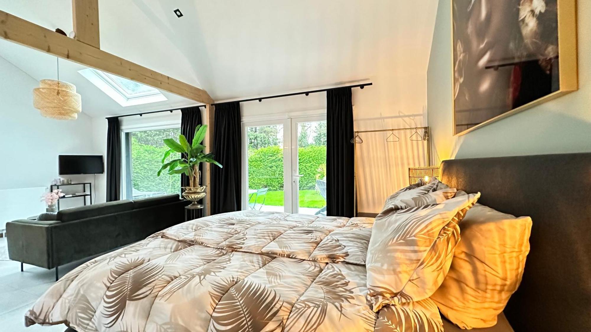 Slapen Bij De Zeeuwse Lala Bed & Breakfast IJzendijke Exterior photo